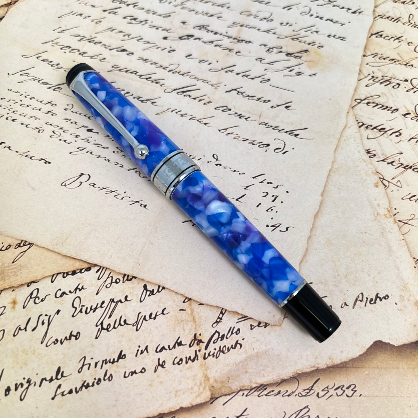 Pre-Owned Aurora Optima Caleidoscopio Luce Blu Fountain Pen 18K F