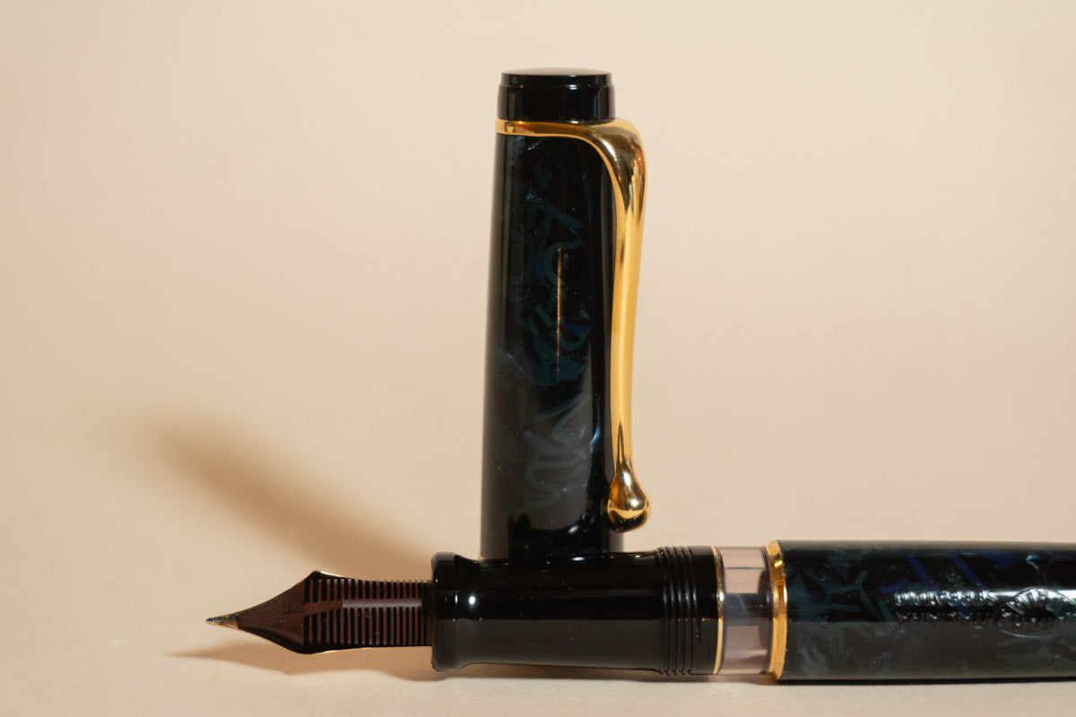 Pre-Owned Aurora Optima Blue Marble Auroloide Fountain Pen - Fine