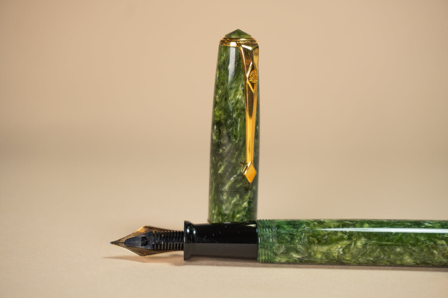 Pre-Owned Conway Stewart 58 Green Marble Fountain Pen - Italic Fine