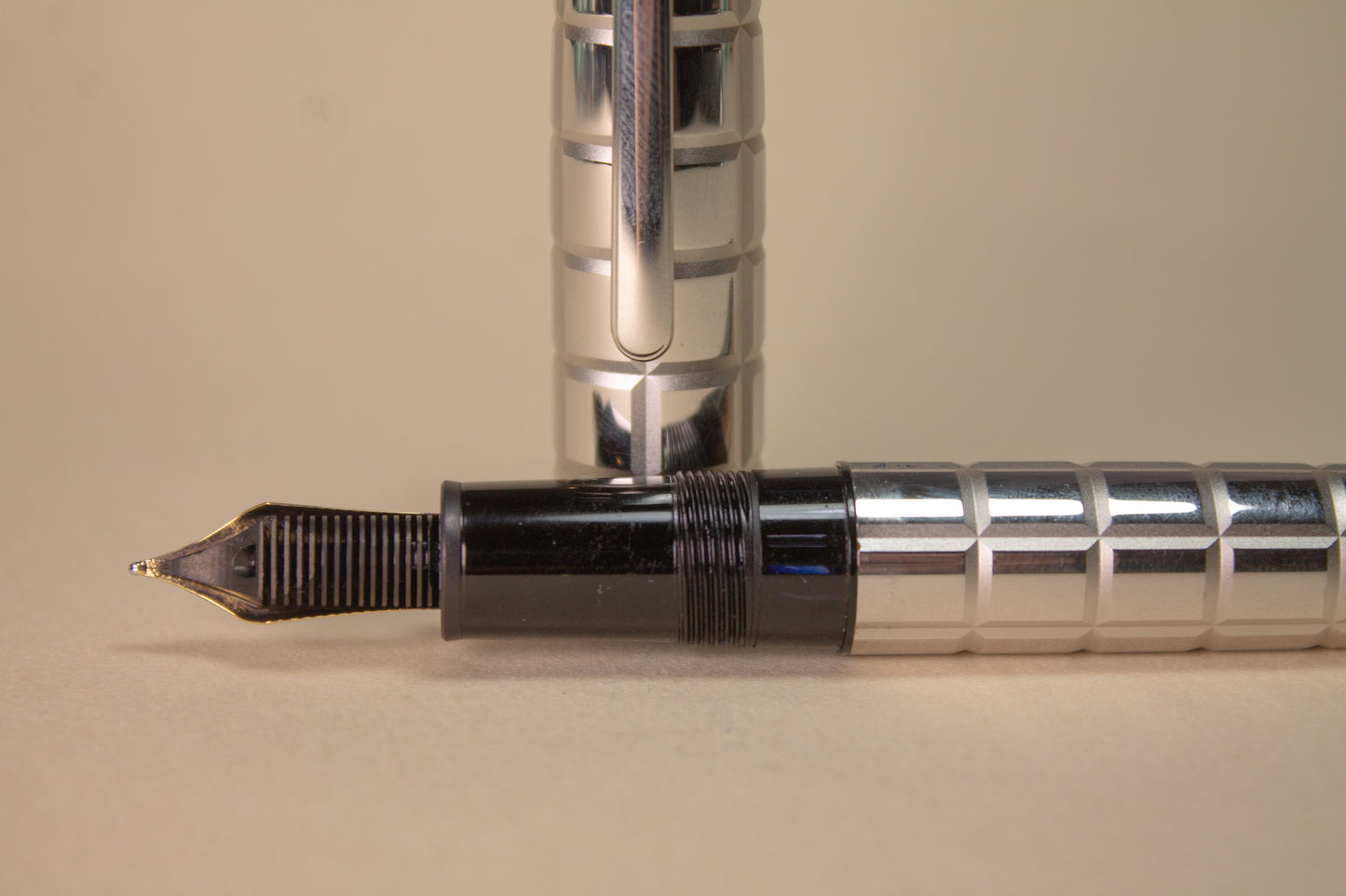 Pre-Owned Montblanc Meisterstück Solitaire Platinum Plated Facet LeGrand Fountain Pen