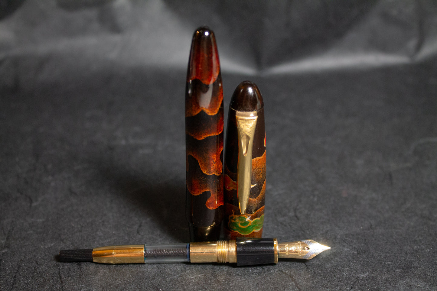 Pre-Owned Platinum Izumo Yakumo Byakudan Maki-e Fountain Pen - Medium