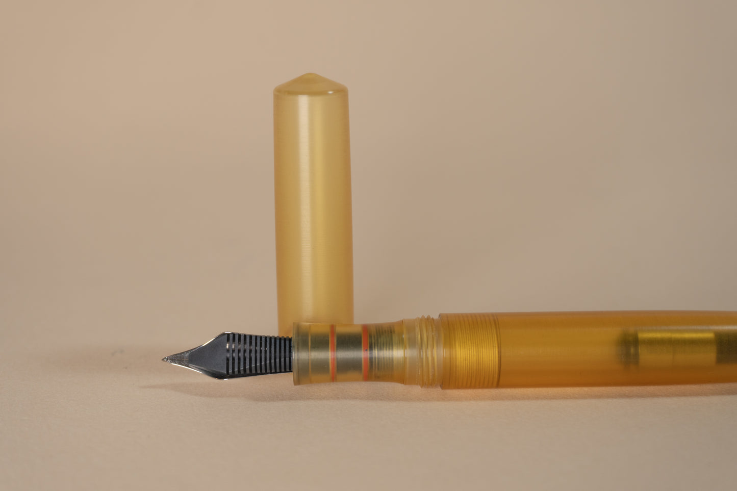 Pre-Owned Schon Dsgn Full Size Fountain Pen - Natural Ultem - Broad
