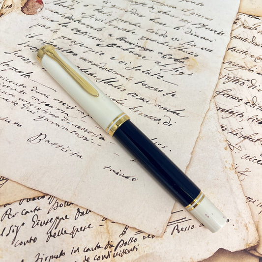 Pre-Owned Pelikan M800 Cream Blue Fountain Pen 18K EF