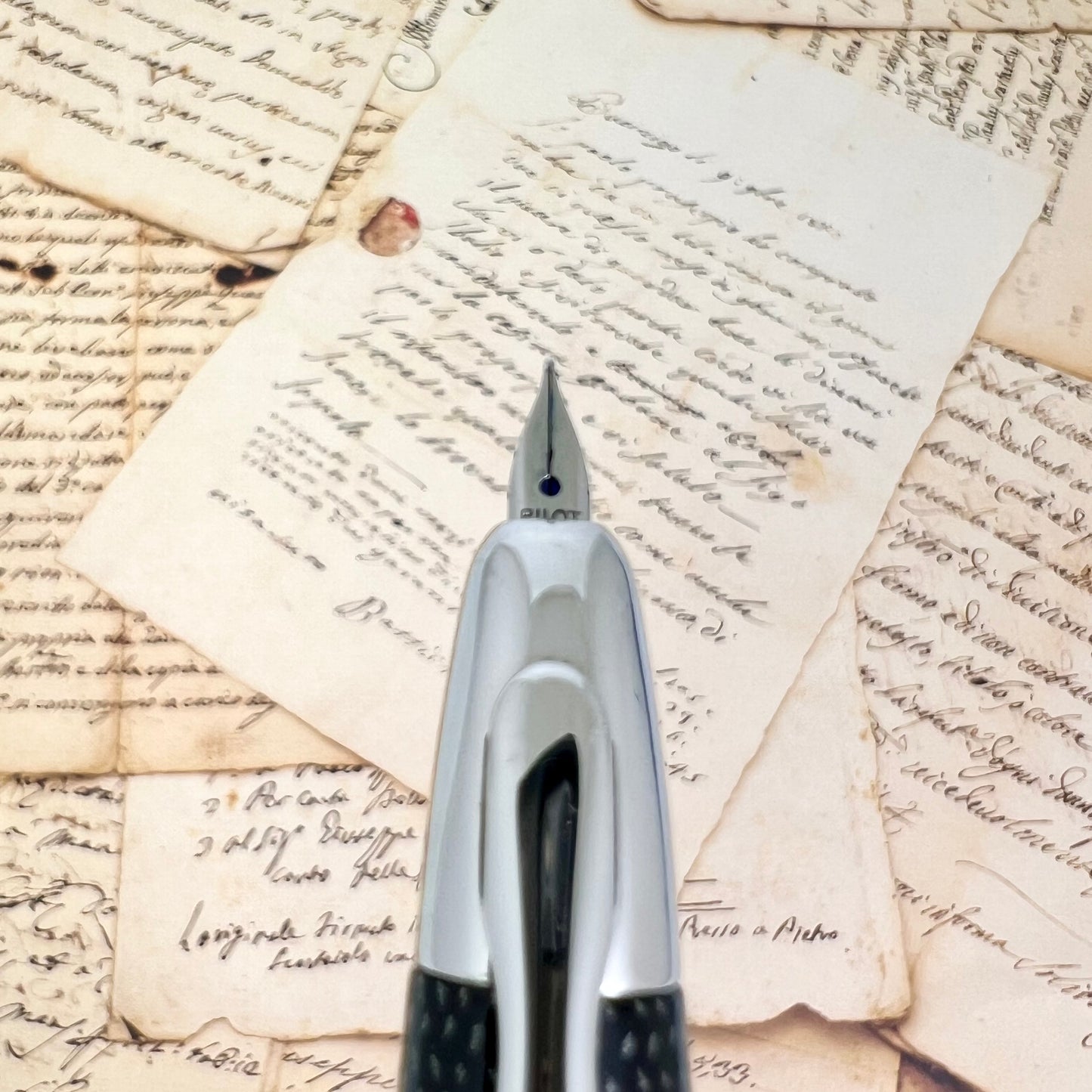 Pre-Owned Pilot Vanishing Point Black Carbonesque Fountain Pen 18K F