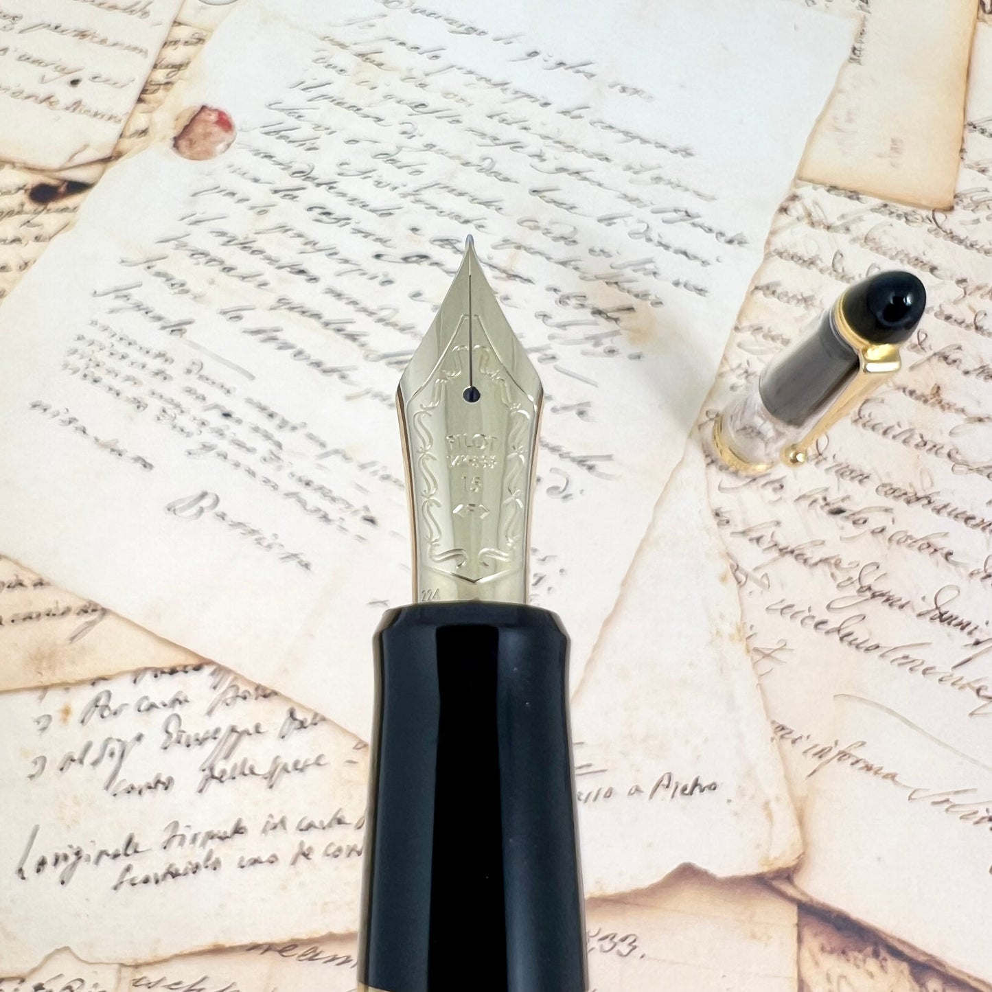Pre-Owned Pilot Custom 823 Clear Fountain Pen 14K F