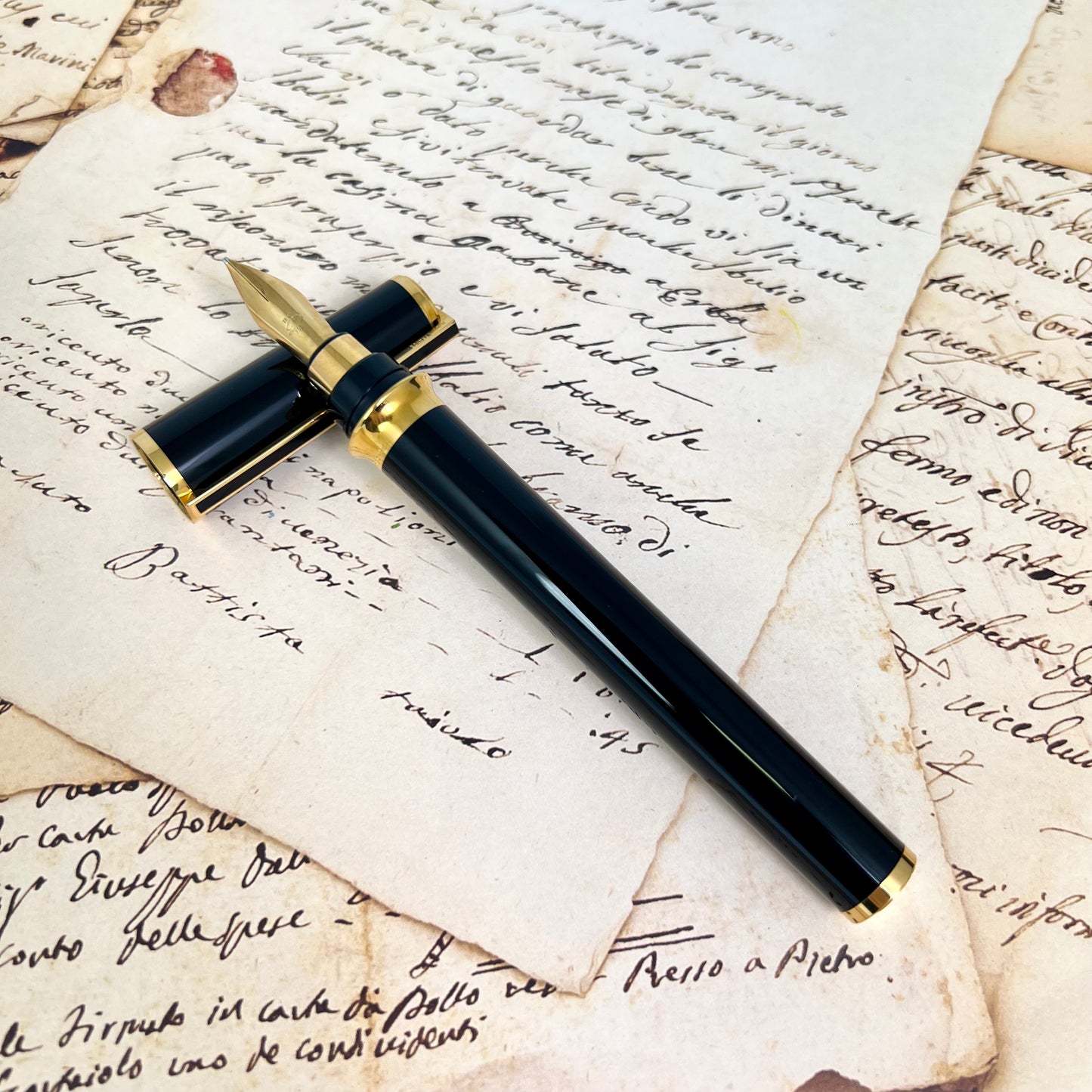Pre-Owned S.T. Dupont Montparnasse XL Black with Gold Trim Fountain Pen 18K M
