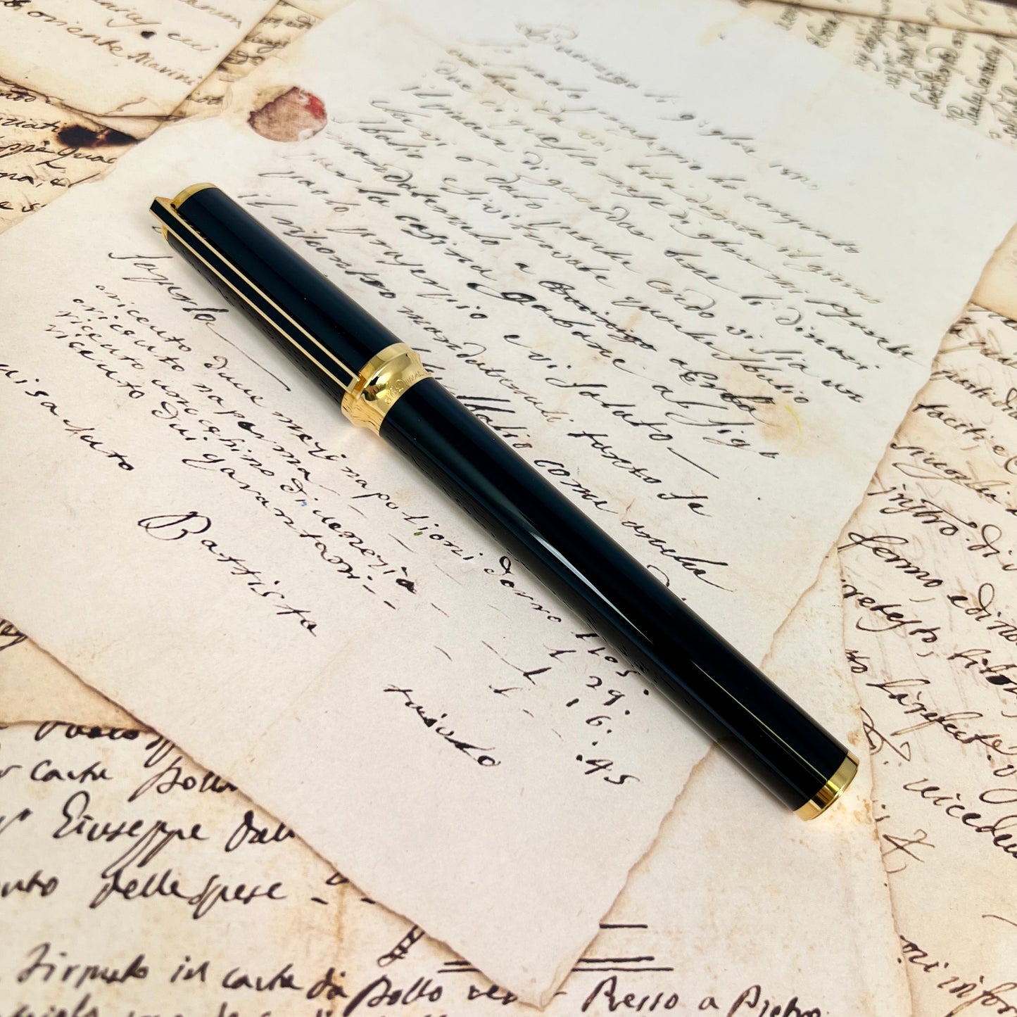 Pre-Owned S.T. Dupont Montparnasse XL Black with Gold Trim Fountain Pen 18K M