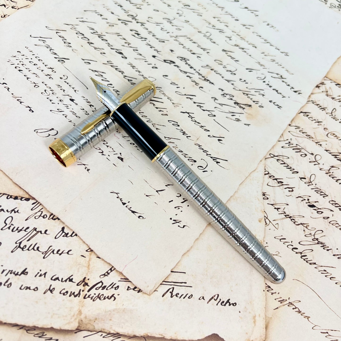 Pre-Owned Parker Sonnet Silver Tartan GT Fountain Pen 18K M