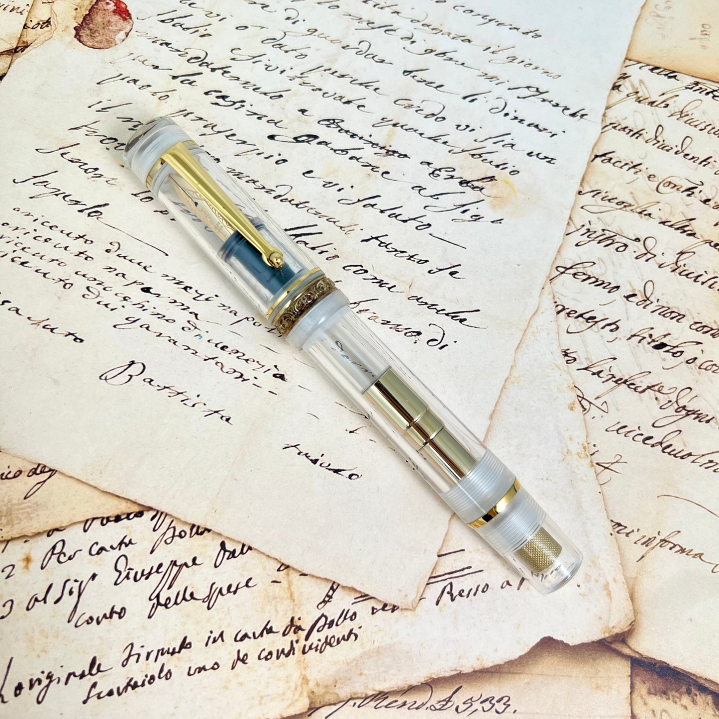 Pre-Owned Delta Dolce Vita Mid-Size Demonstrator Fountain Pen 14K