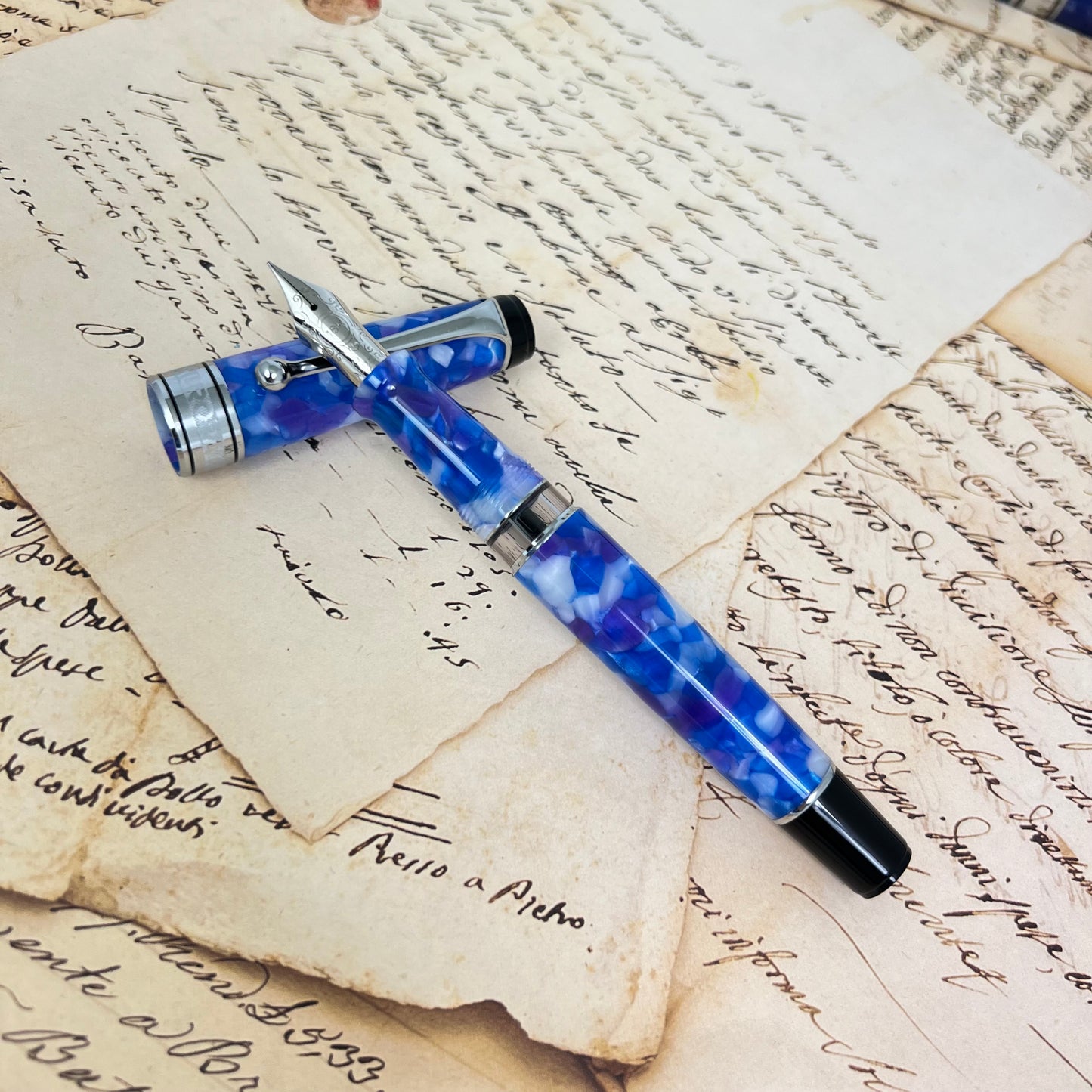 Pre-Owned Aurora Optima Caleidoscopio Luce Blu Fountain Pen 18K F