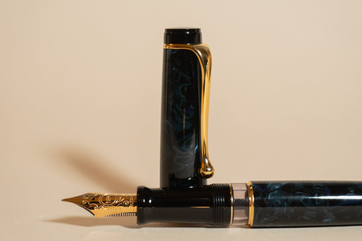 Pre-Owned Aurora Optima Blue Marble Auroloide Fountain Pen - Fine