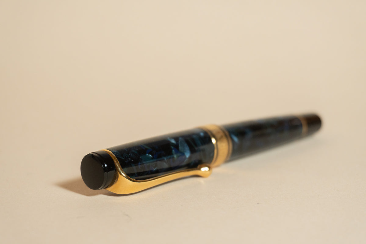 Pre-Owned Aurora Optima Blue Marble Auroloide Fountain Pen - Fine