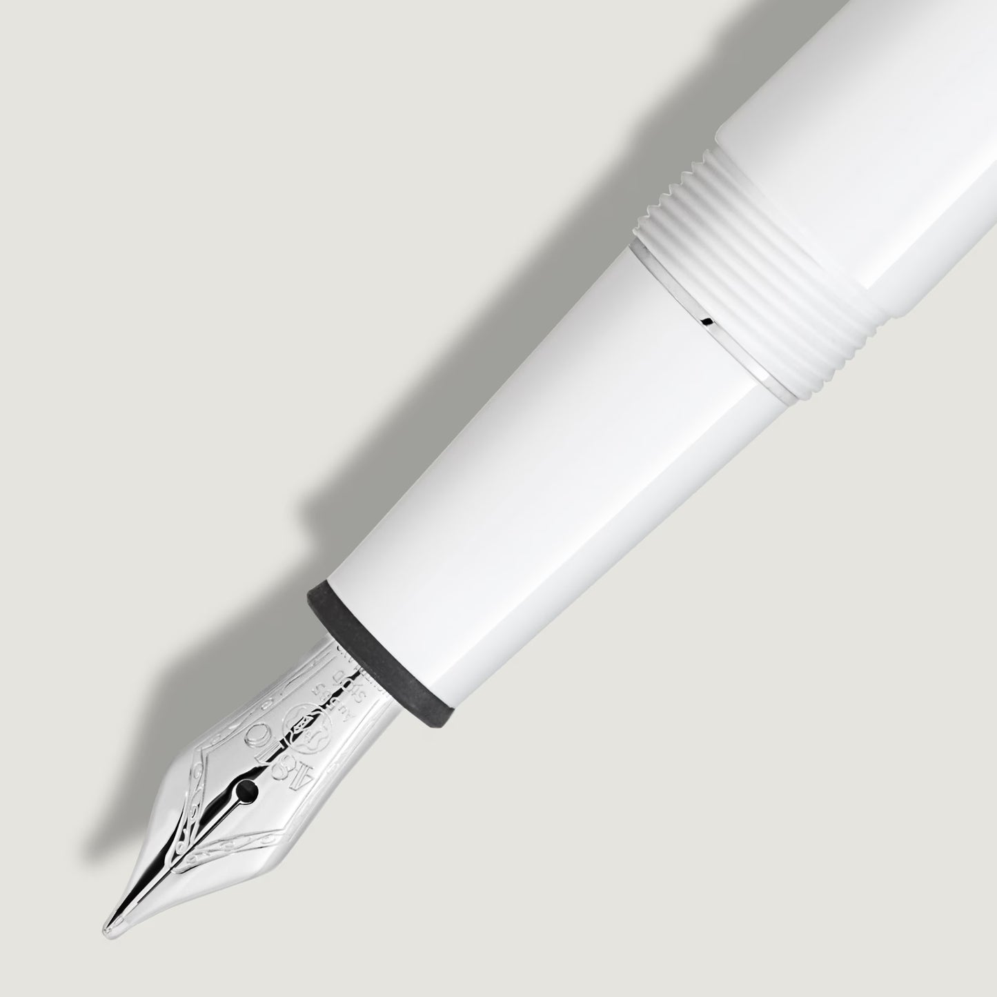 Montblanc 145 Meisterstück Fountain Pen - White (Classique)