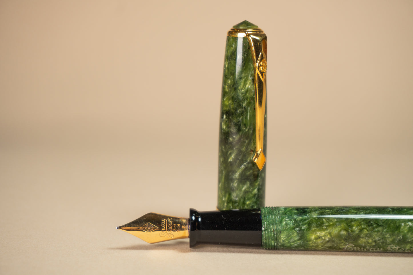 Pre-Owned Conway Stewart 58 Green Marble Fountain Pen - Italic Fine