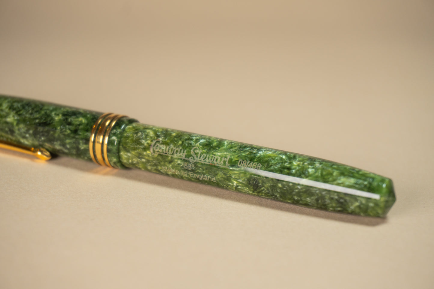 Pre-Owned Conway Stewart 58 Green Marble Fountain Pen - Italic Fine