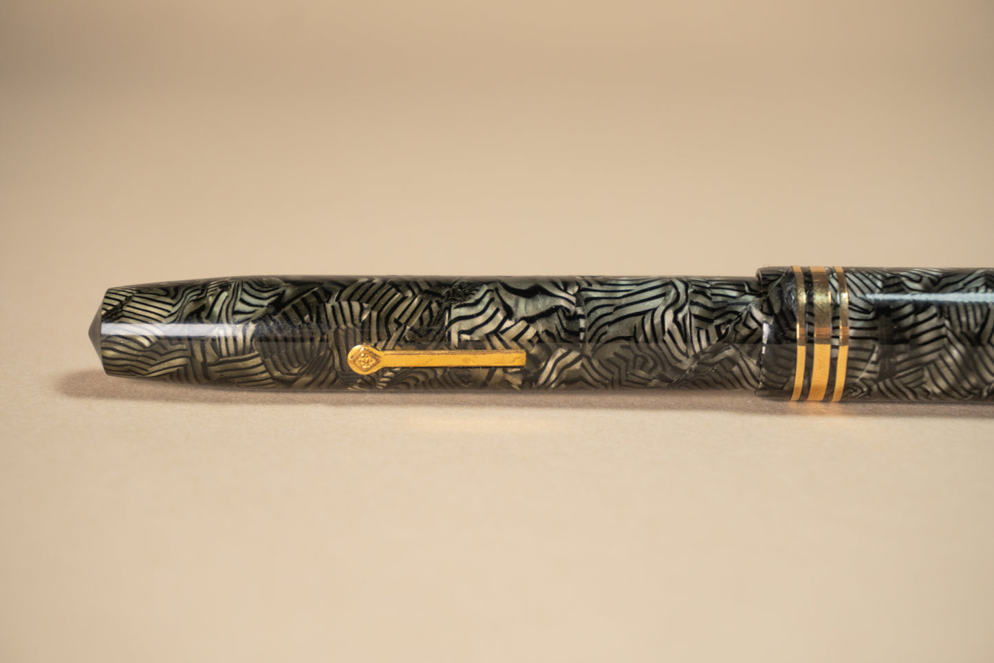 Pre-Owned Conway Stewart 58 Grey Hatch Fountain Pen (Sac Fill)