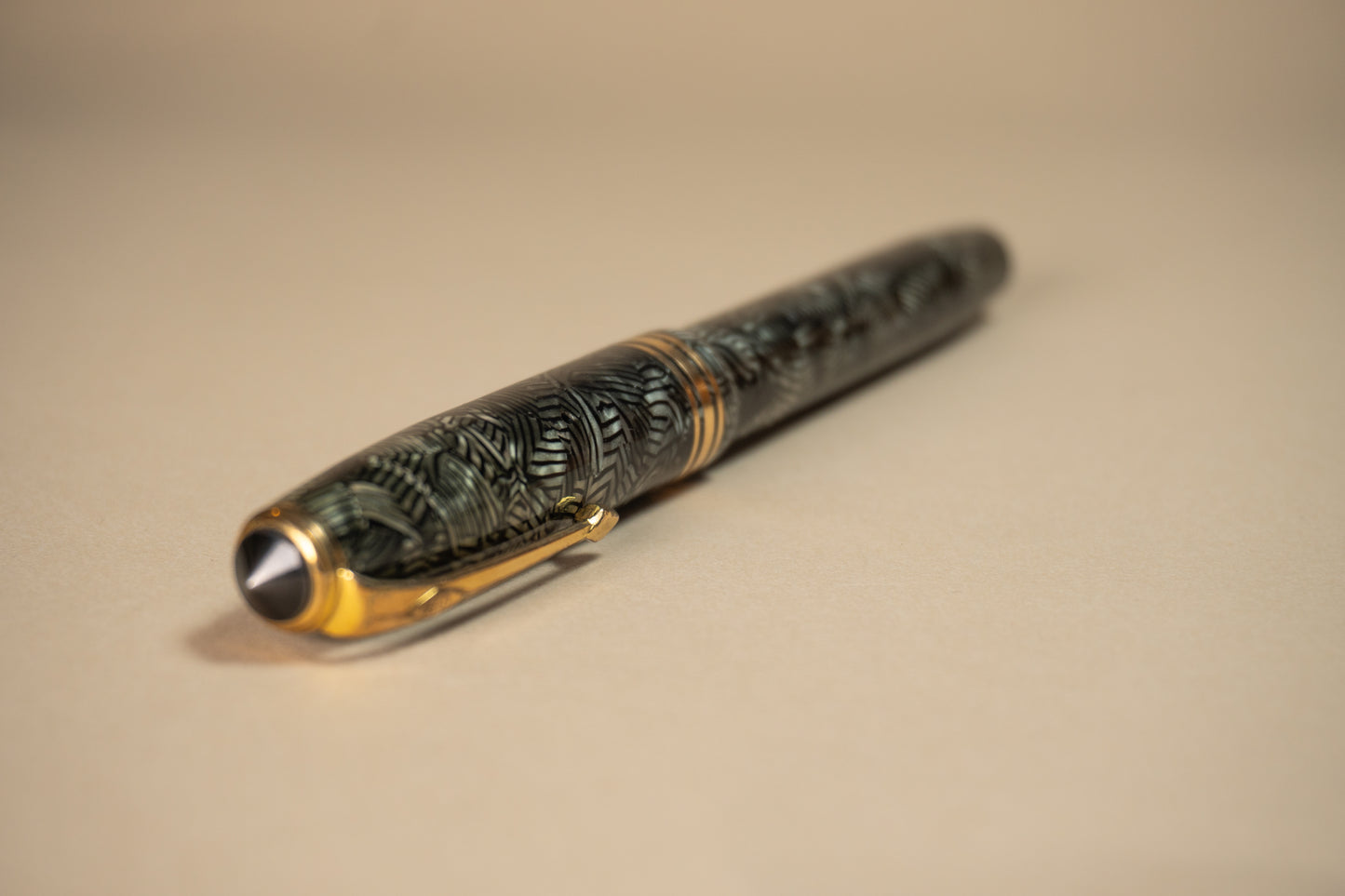 Pre-Owned Conway Stewart 58 Grey Hatch Fountain Pen (Sac Fill)