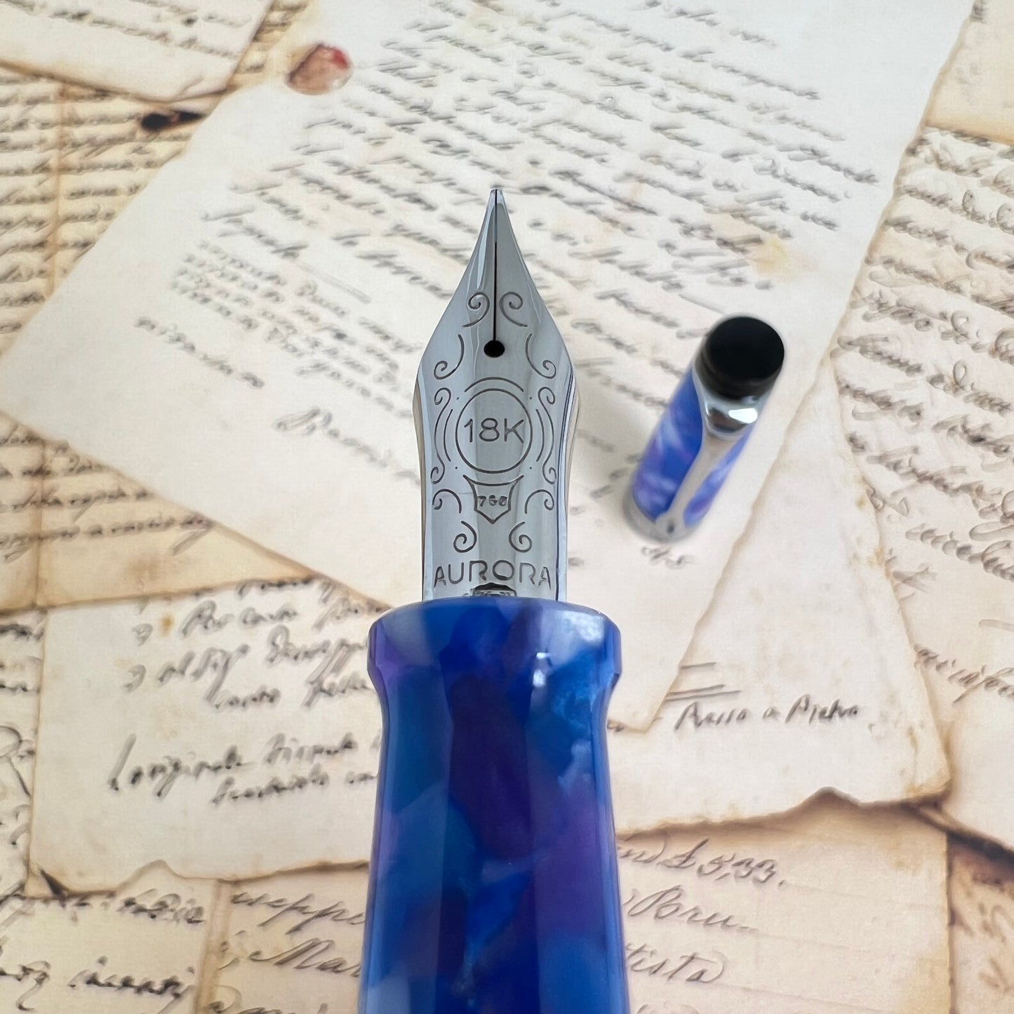 Pre-Owned Aurora Optima Caleidoscopio Luce Blu Fountain Pen 18K F