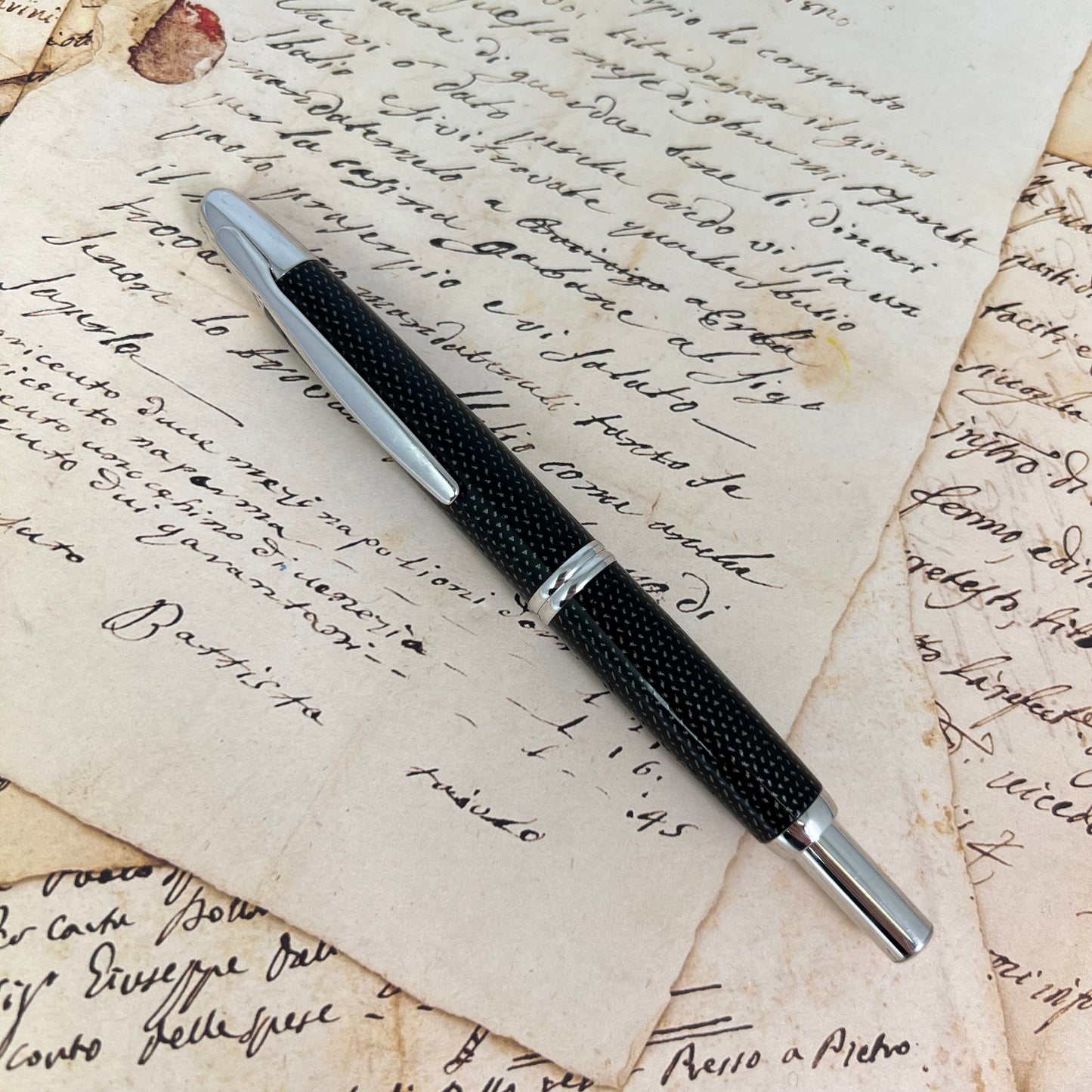 Pre-Owned Pilot Vanishing Point Black Carbonesque Fountain Pen 18K F