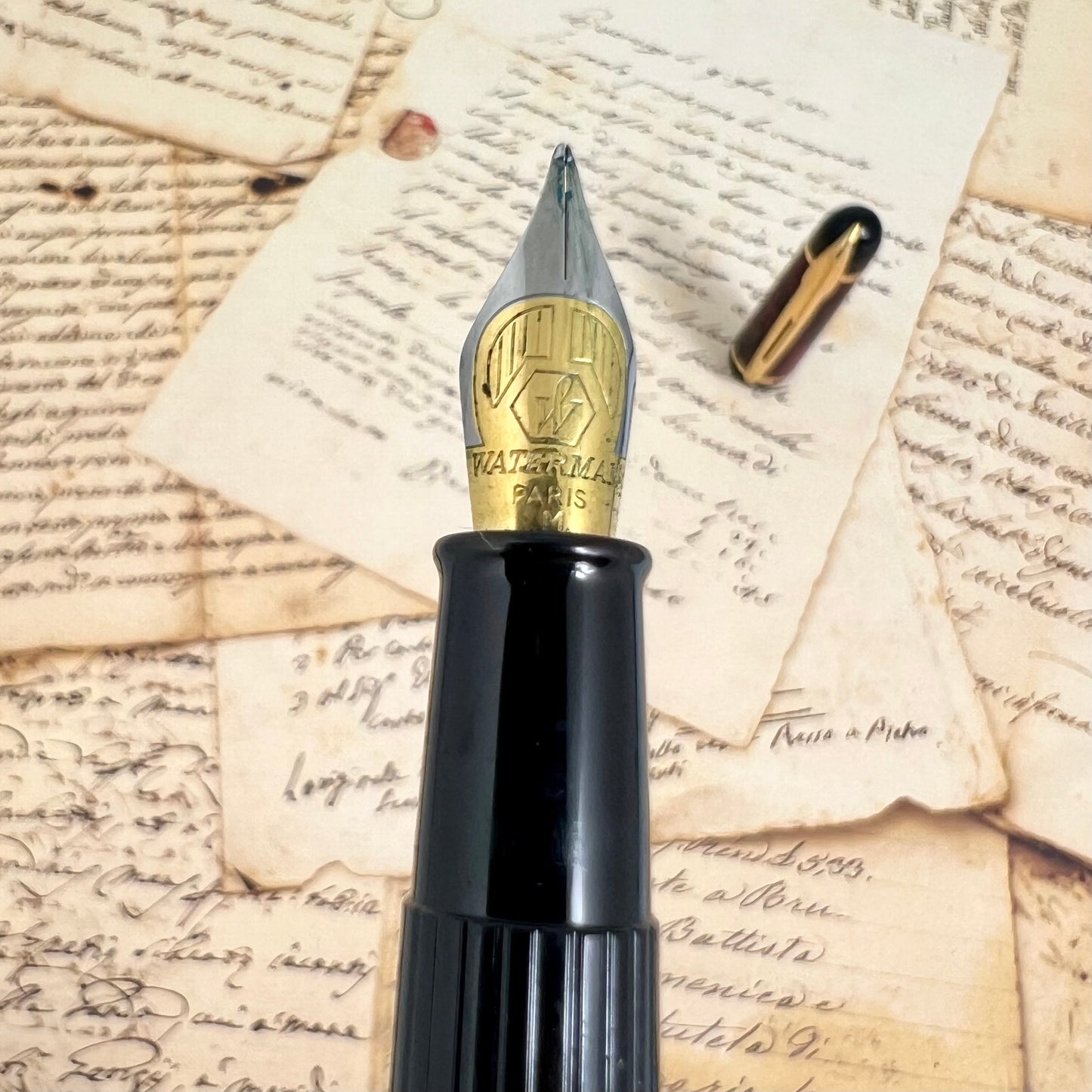 Pre-Owned Waterman Phileas Red/Black Marble Fountain Pen 18K M