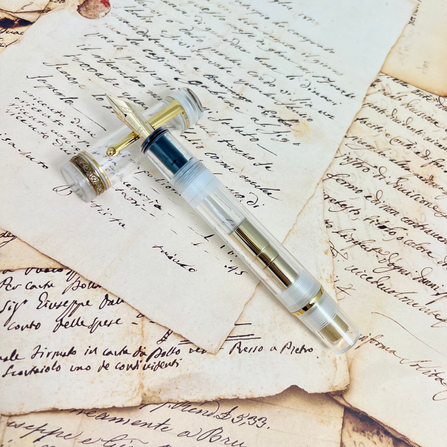 Pre-Owned Delta Dolce Vita Mid-Size Demonstrator Fountain Pen 14K