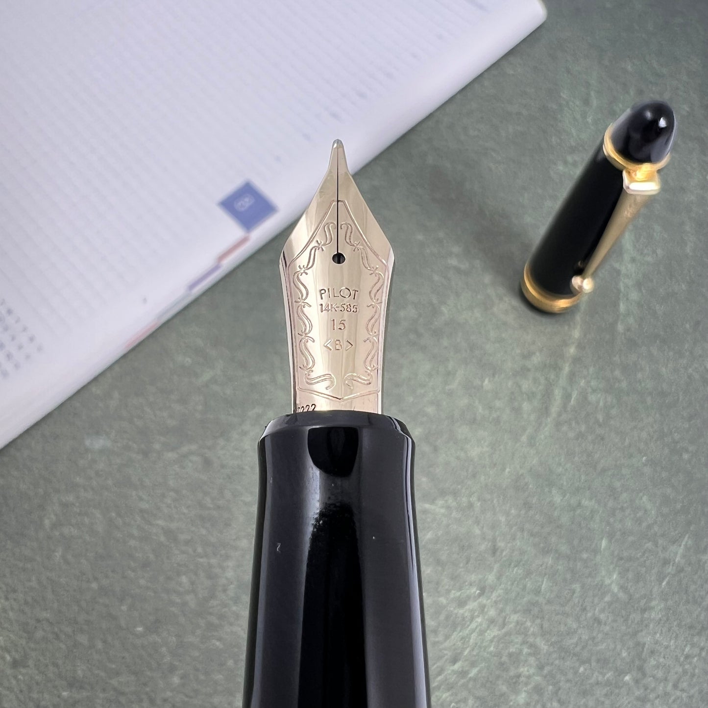Pre-Owned Pilot Custom 743 Black Fountain Pen 14K B