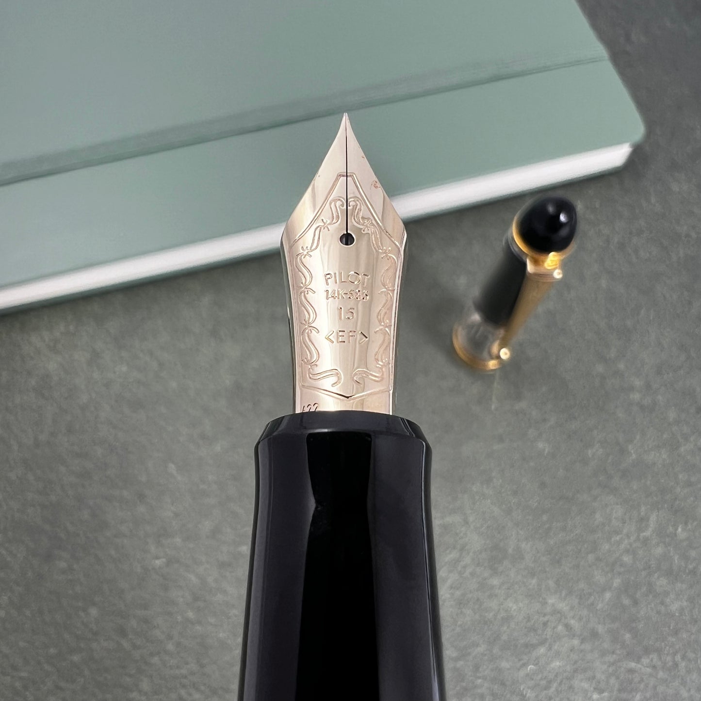 Pre-Owned Pilot Custom 823 Clear Fountain Pen 14K F