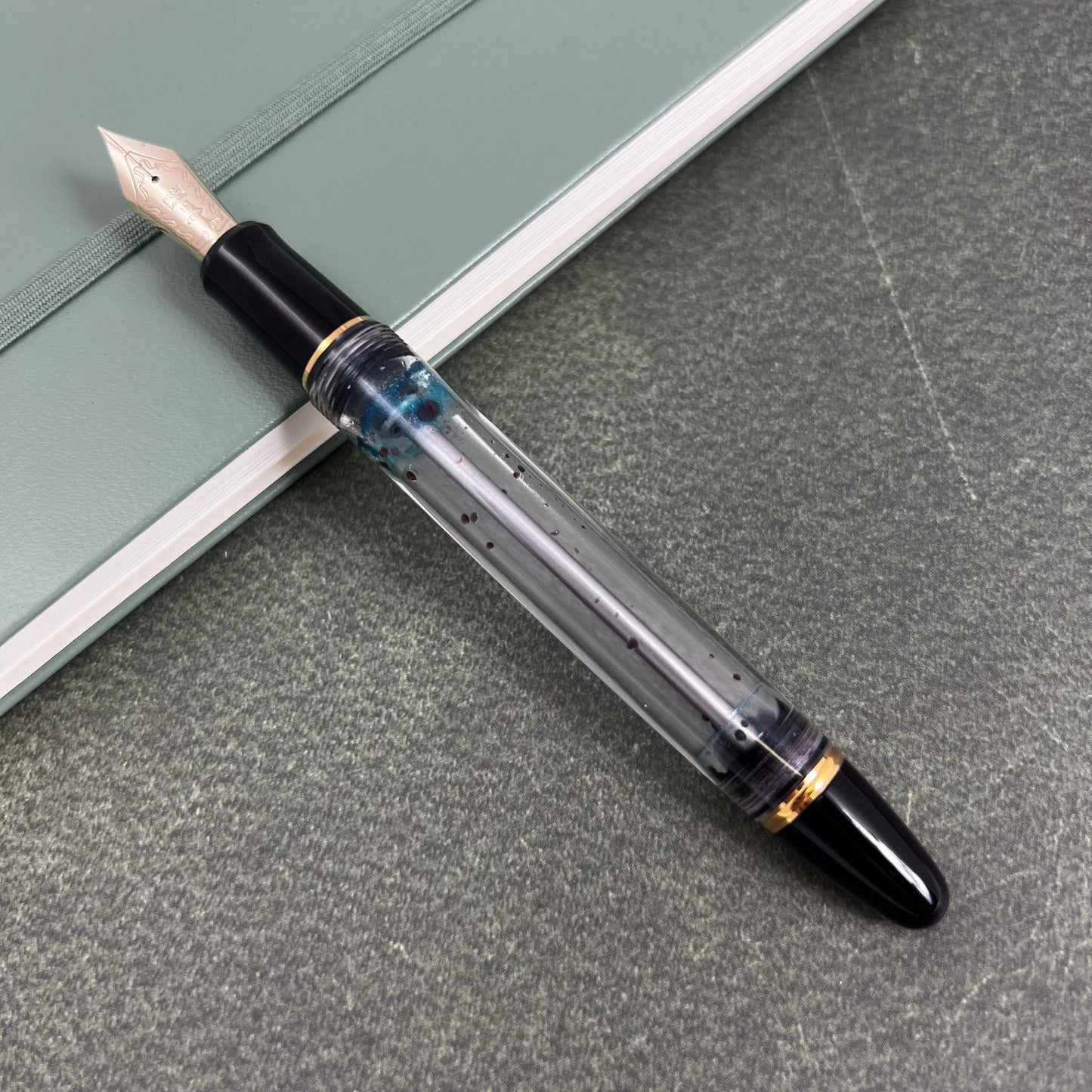 Pre-Owned Pilot Custom 823 Clear Fountain Pen 14K F