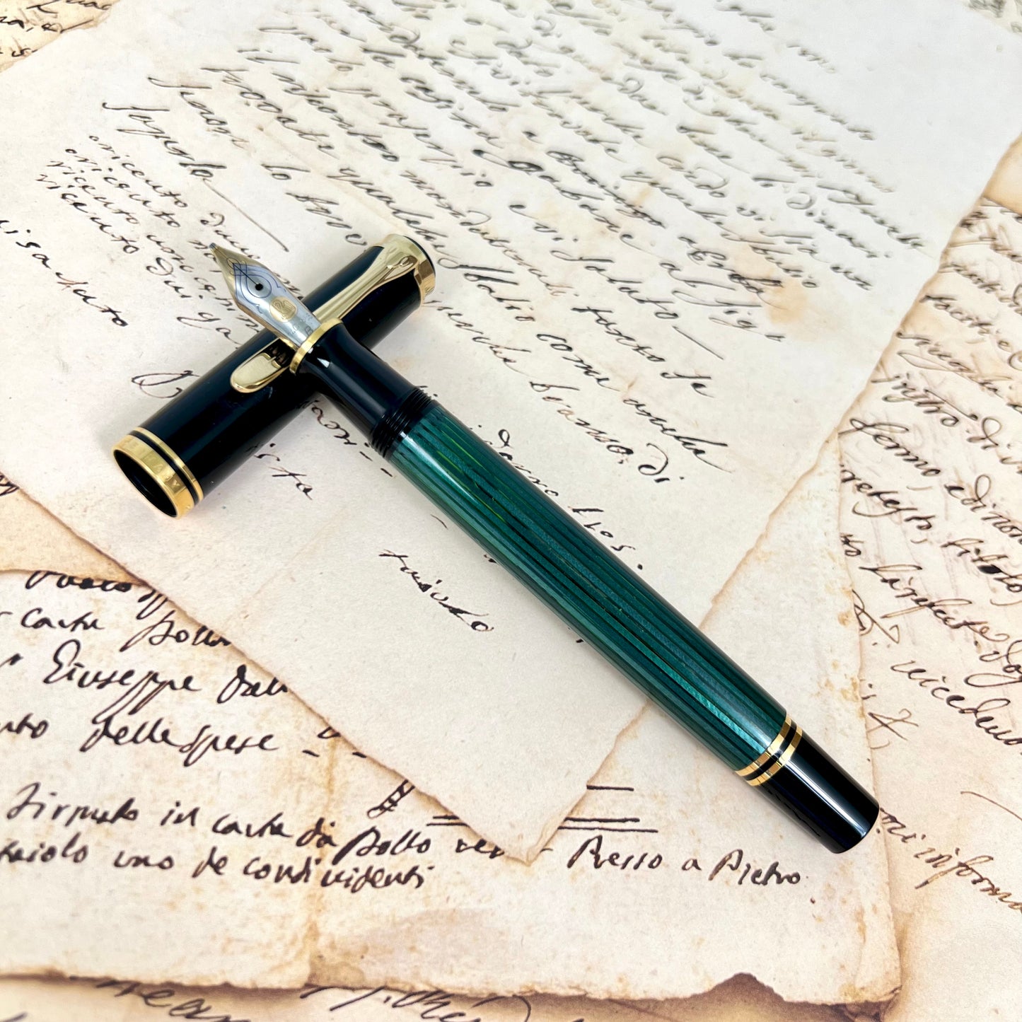 Pre-Owned Pelikan M400 Green Stripe Fountain Pen 14K B