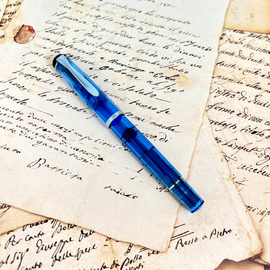 Pre-Owned Pelikan M205 Blue Demonstrator Fountain Pen Italic