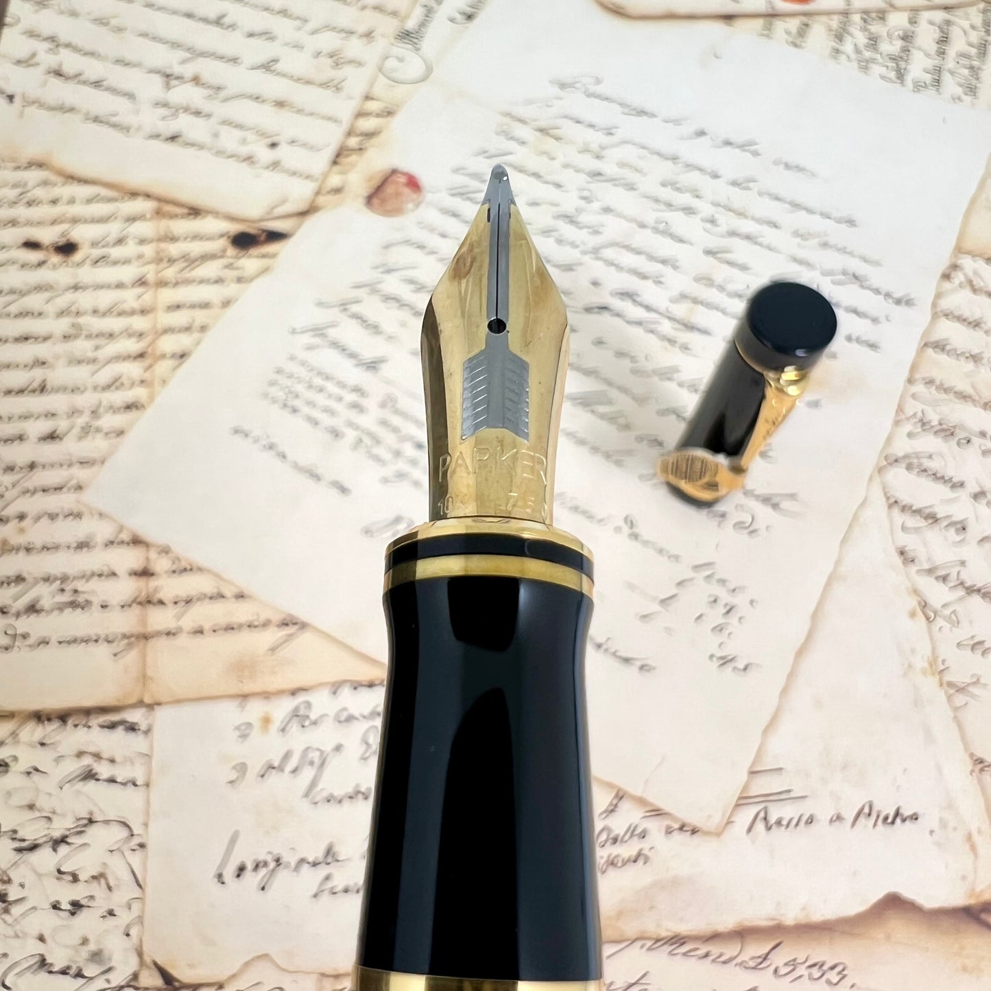 Pre-Owned Parker Duofold Centennial Black with Gold Fountain Pen 18K M