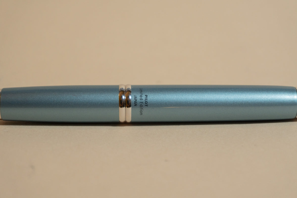 Pre-Owned Pilot Vanishing Point Limited Edition Ice Blue Fountain Pen - Fine