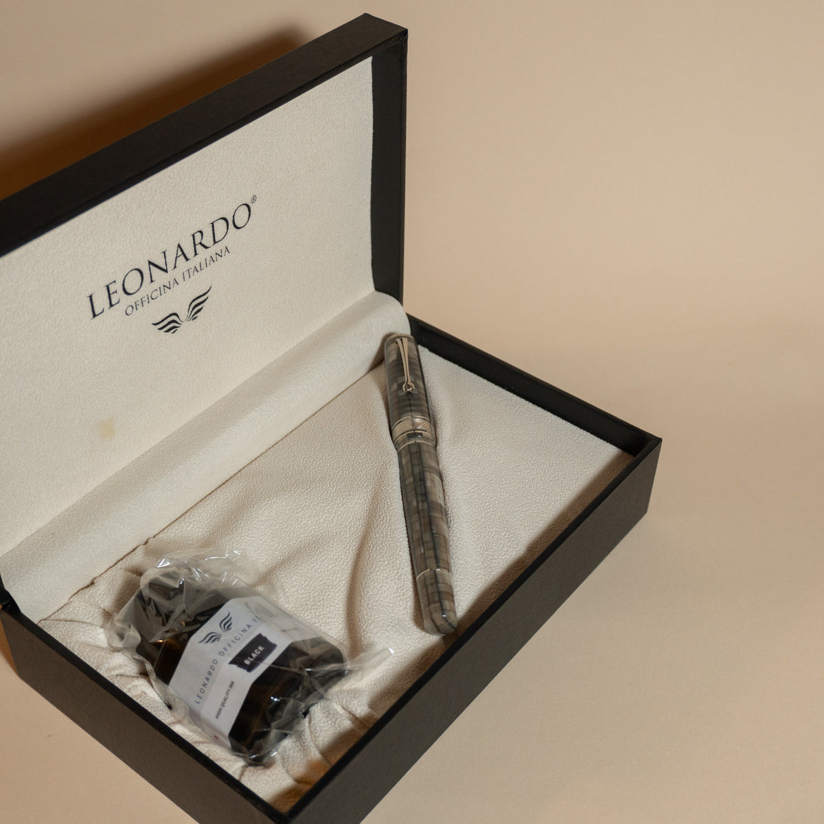 Pre-Owned Leonardo Mosaico Sand with Steel Trim Fountain Pen - Broad