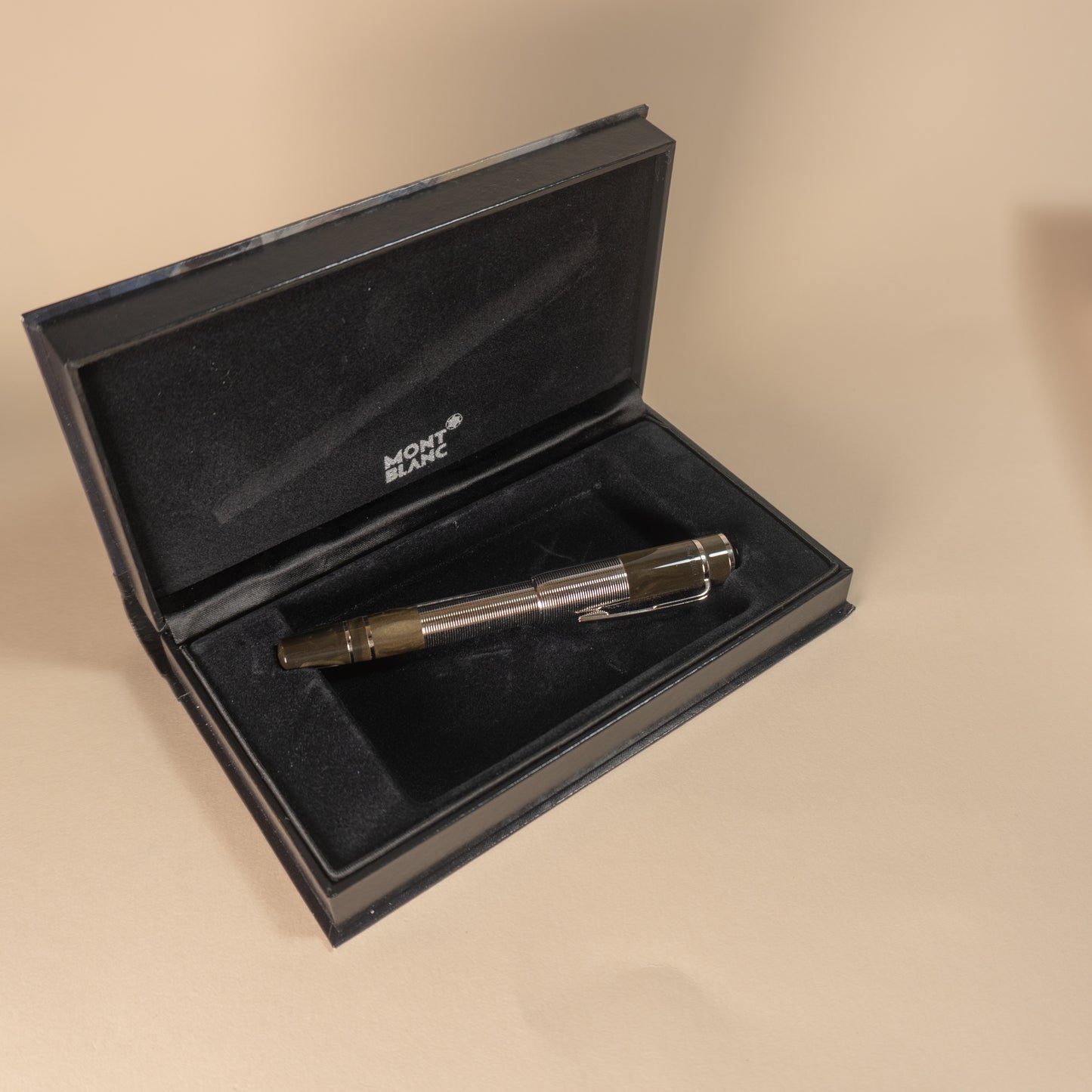 Pre-Owned Montblanc Writers Series William Faulkner Fountain Pen - Medium