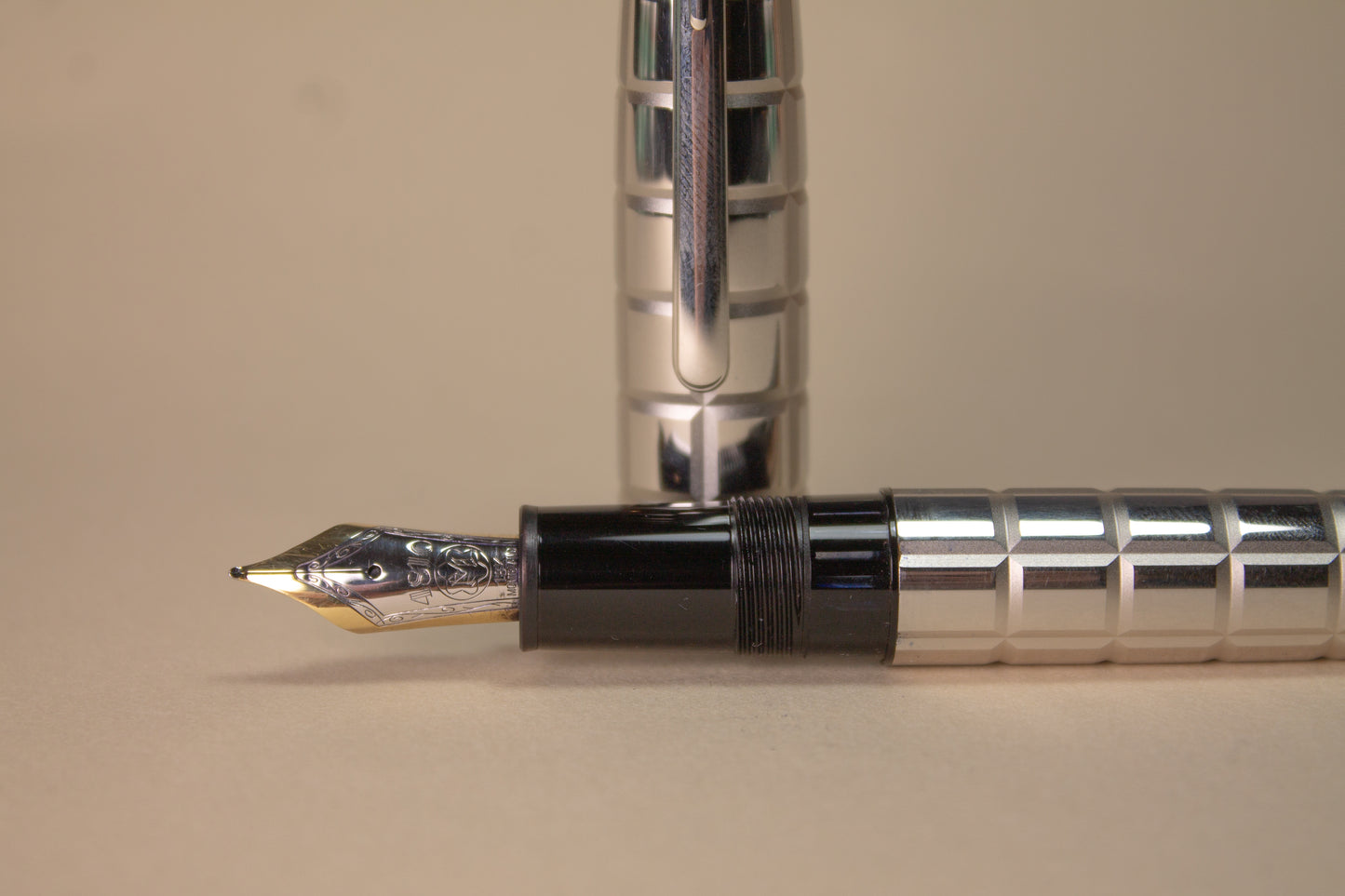 Pre-Owned Montblanc Meisterstück Solitaire Platinum Plated Facet LeGrand Fountain Pen