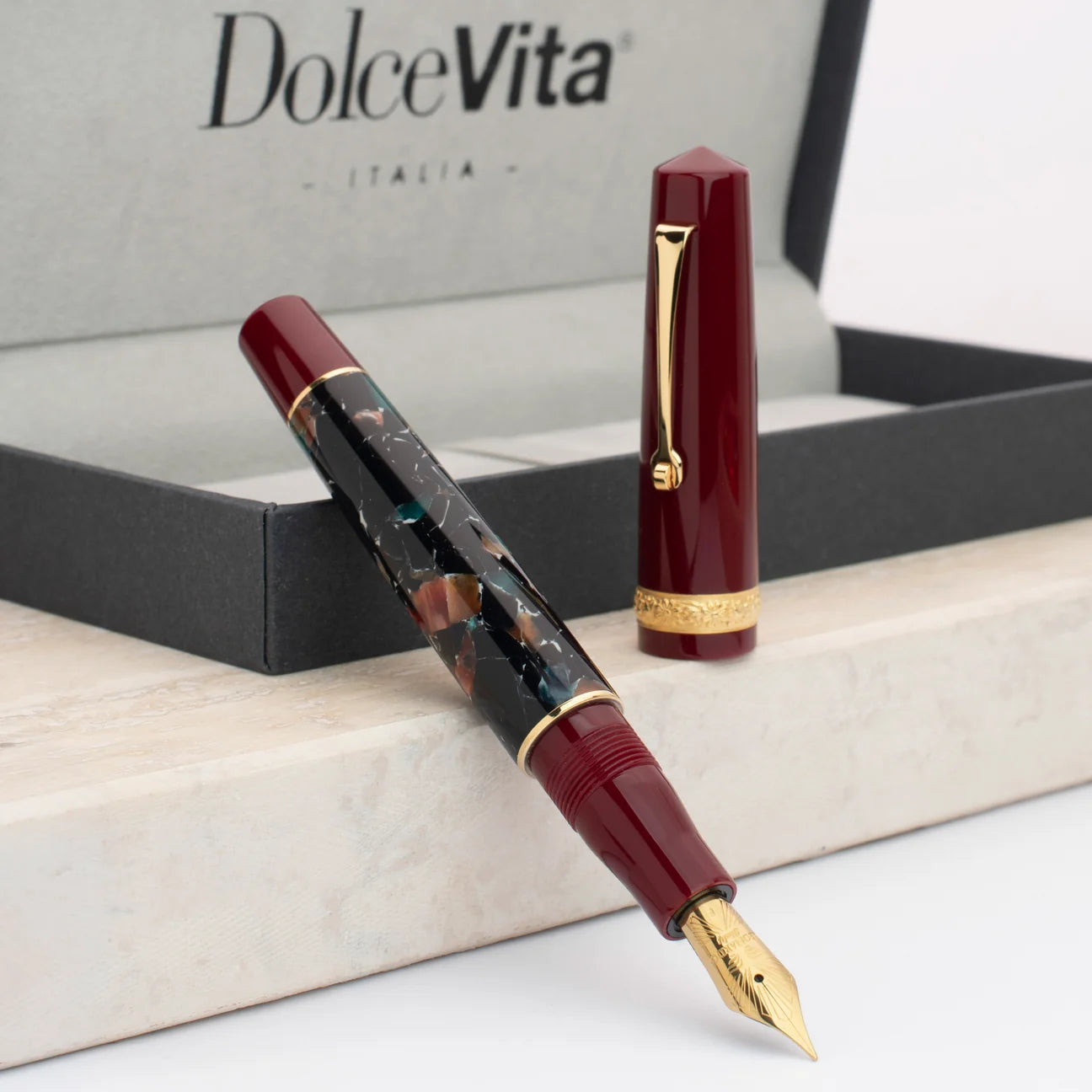 Leonardo Momento Zero Fountain Pen - DolceVita: Marmo Pompei with Gold Trim