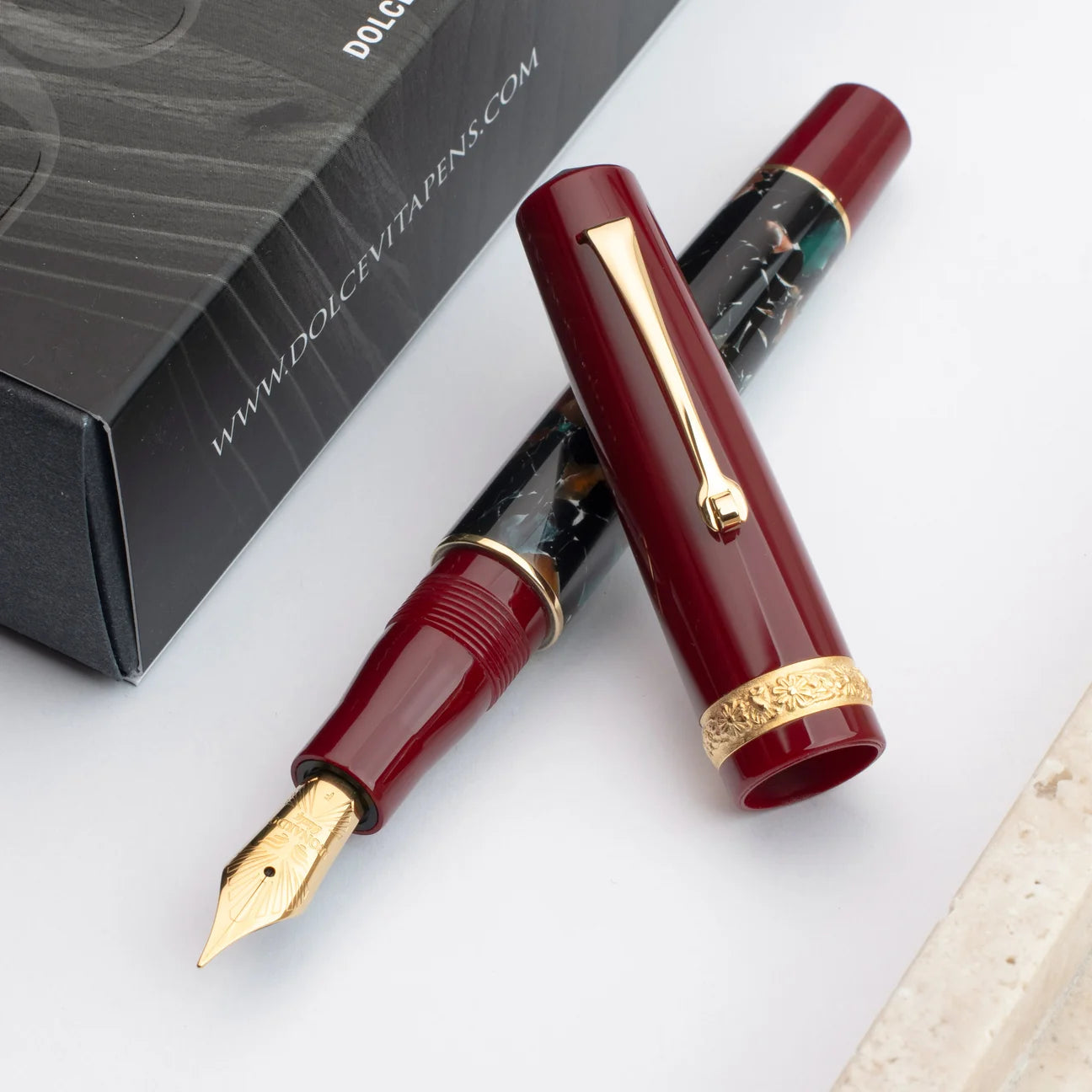 Leonardo Momento Zero Fountain Pen - DolceVita: Marmo Pompei with Gold Trim