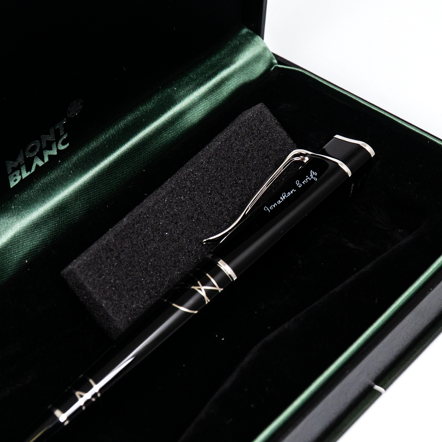 Pre-Owned Montblanc Writers Edition Jonathan Swift Ballpoint (3158/14600)