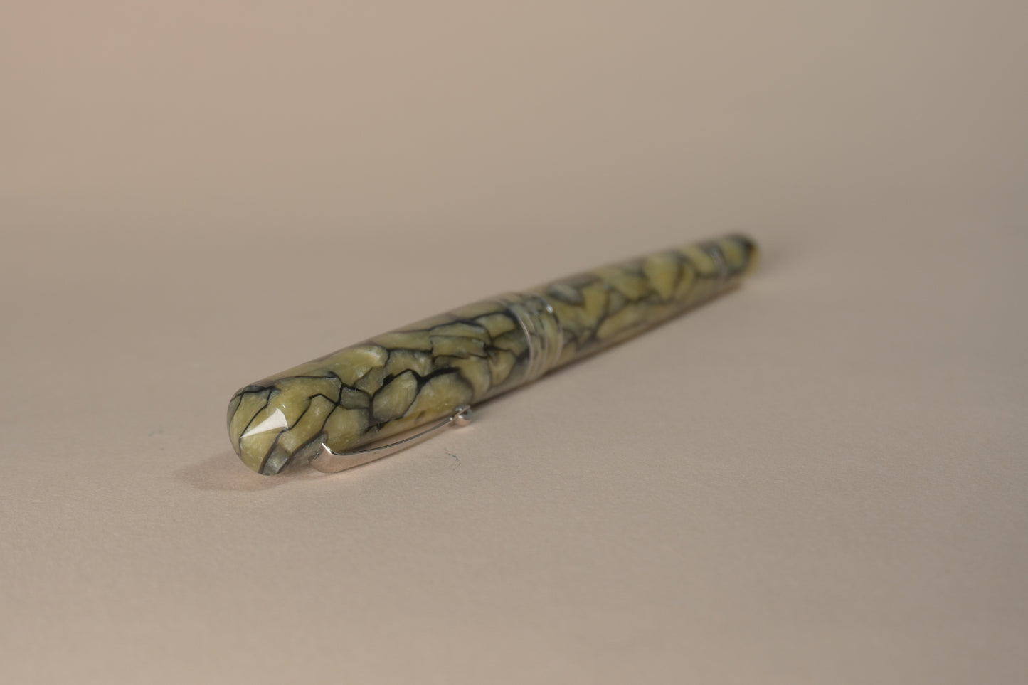 Pre-Owned Leonardo Momento Zero Grande Pearl Green Celluloid Fountain Pen - Medium