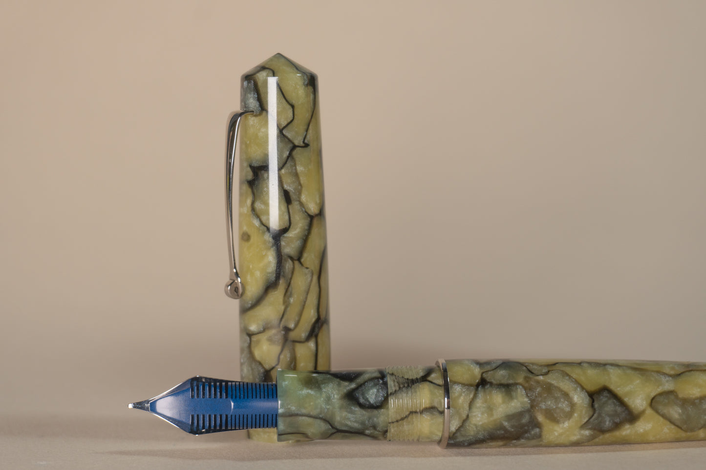 Pre-Owned Leonardo Momento Zero Grande Pearl Green Celluloid Fountain Pen - Medium