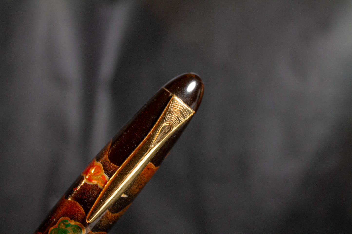Pre-Owned Platinum Izumo Yakumo Byakudan Maki-e Fountain Pen - Medium
