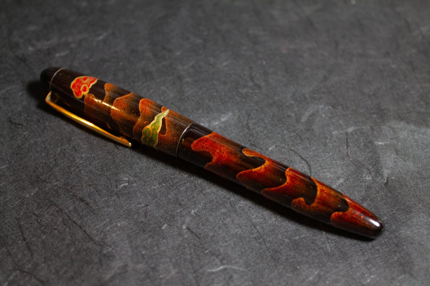 Pre-Owned Platinum Izumo Yakumo Byakudan Maki-e Fountain Pen - Medium
