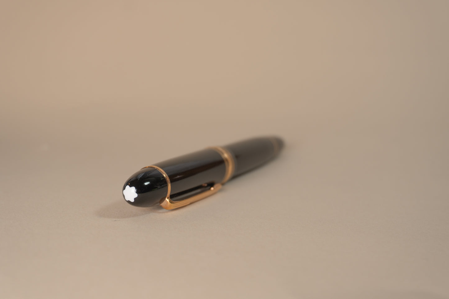 Pre-Owned Montblanc 149 Fountain Pen with Rose Gold Trim