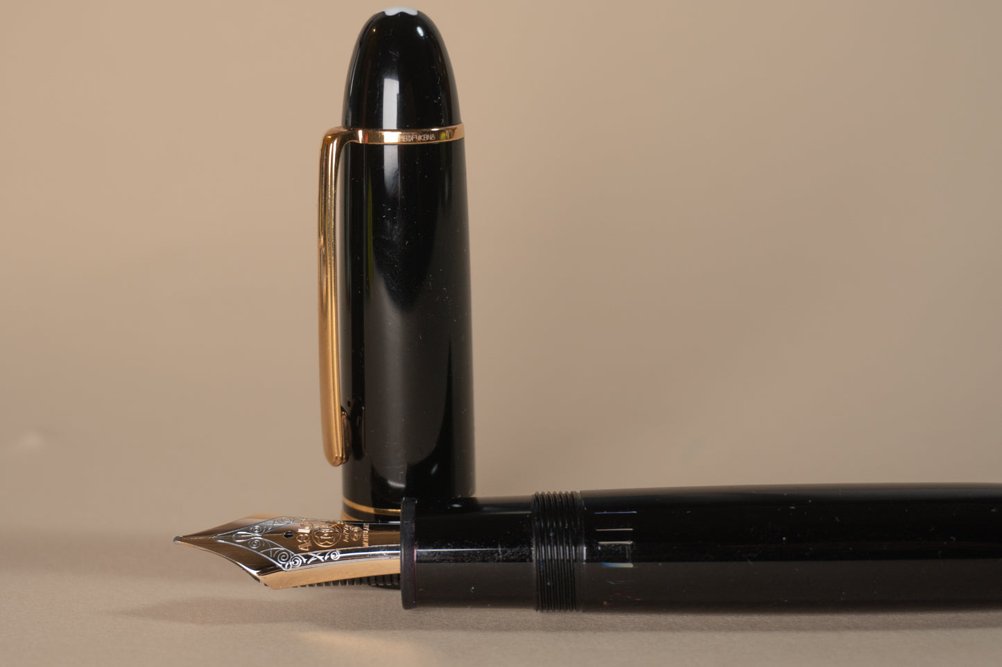 Pre-Owned Montblanc 149 Fountain Pen with Rose Gold Trim
