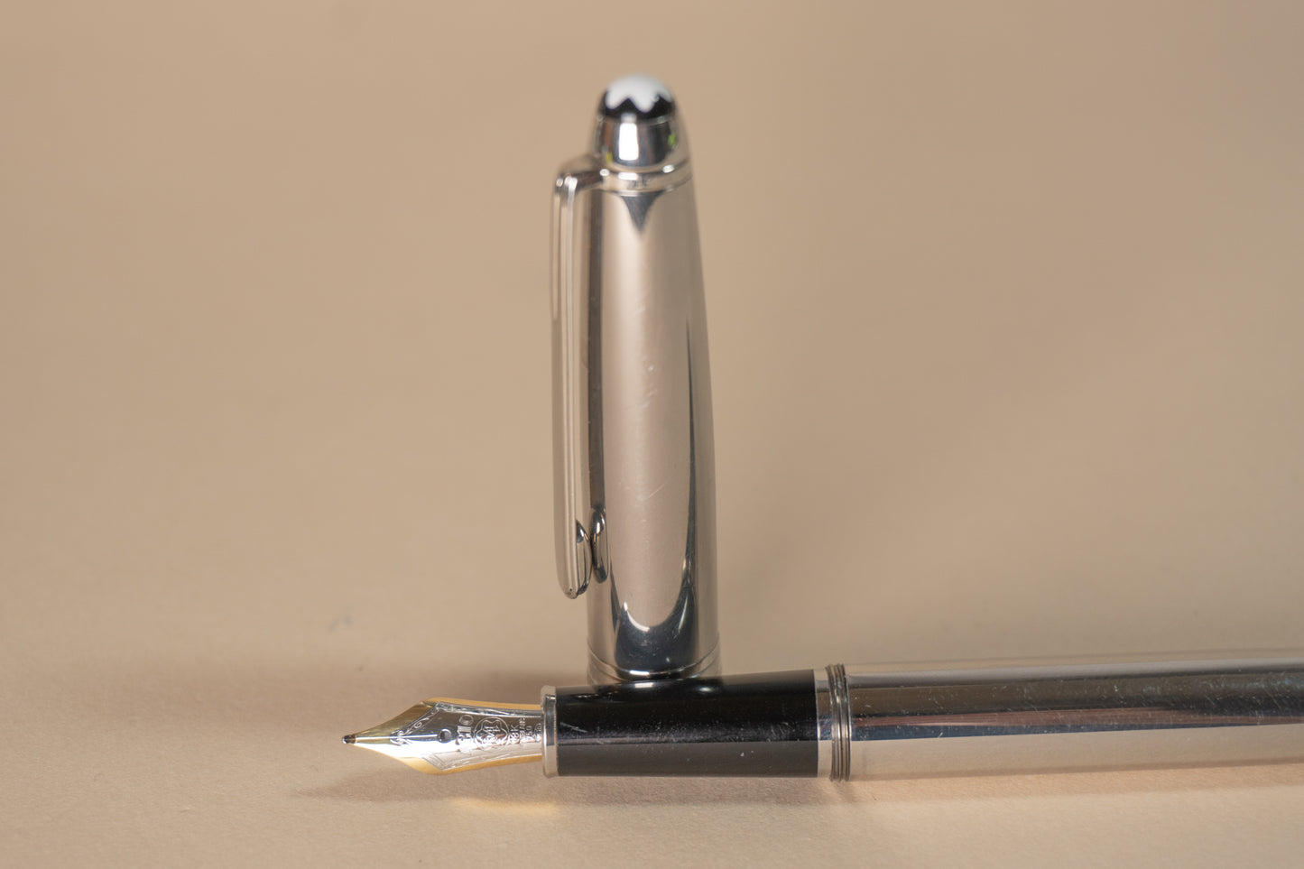 Pre-Owned Montblanc Solitaire Stainless Steel 144 Fountain Pen