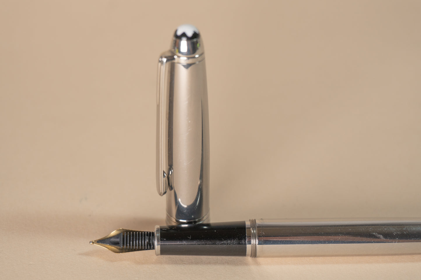 Pre-Owned Montblanc Solitaire Stainless Steel 144 Fountain Pen