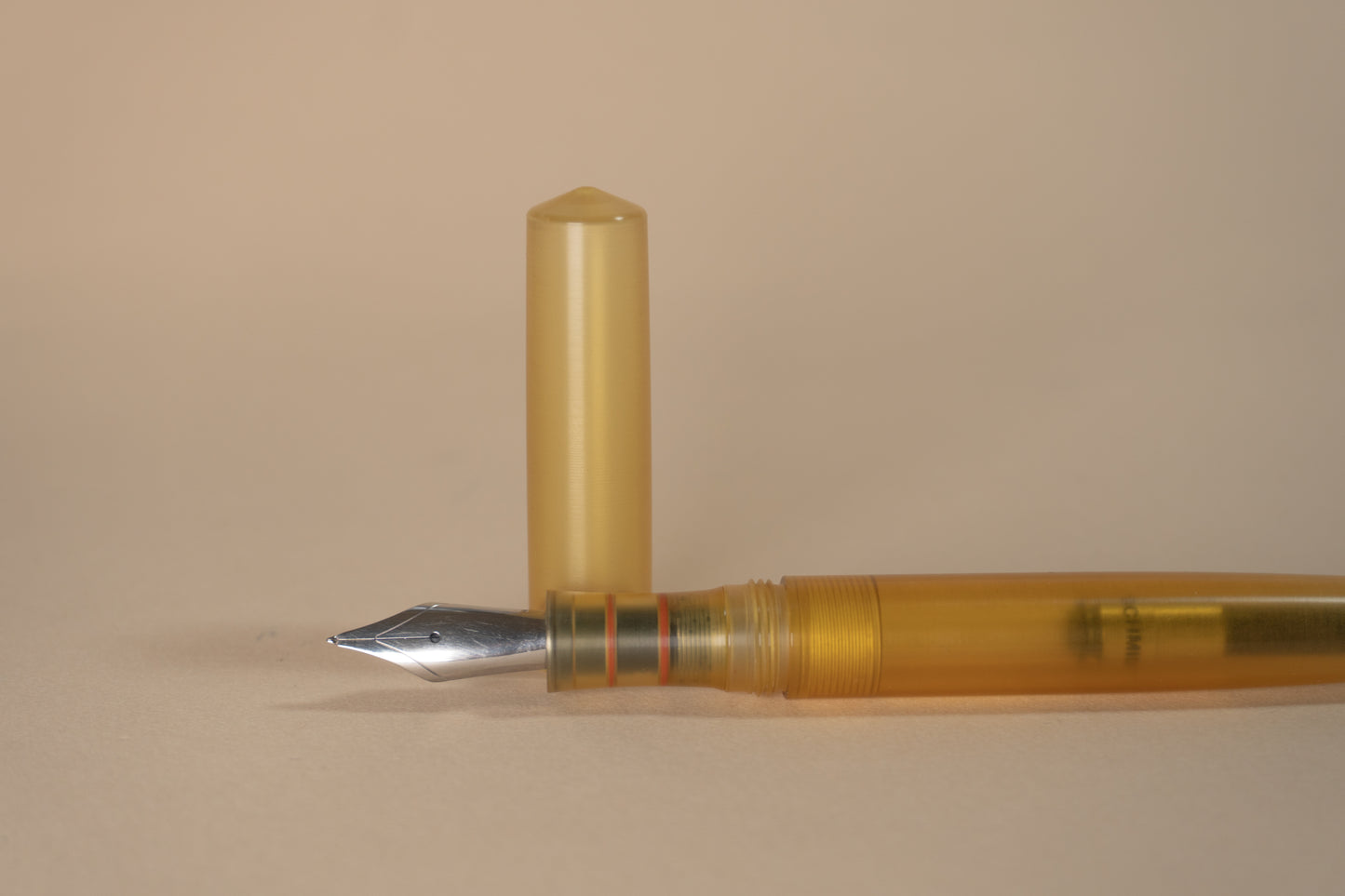 Pre-Owned Schon Dsgn Full Size Fountain Pen - Natural Ultem - Broad