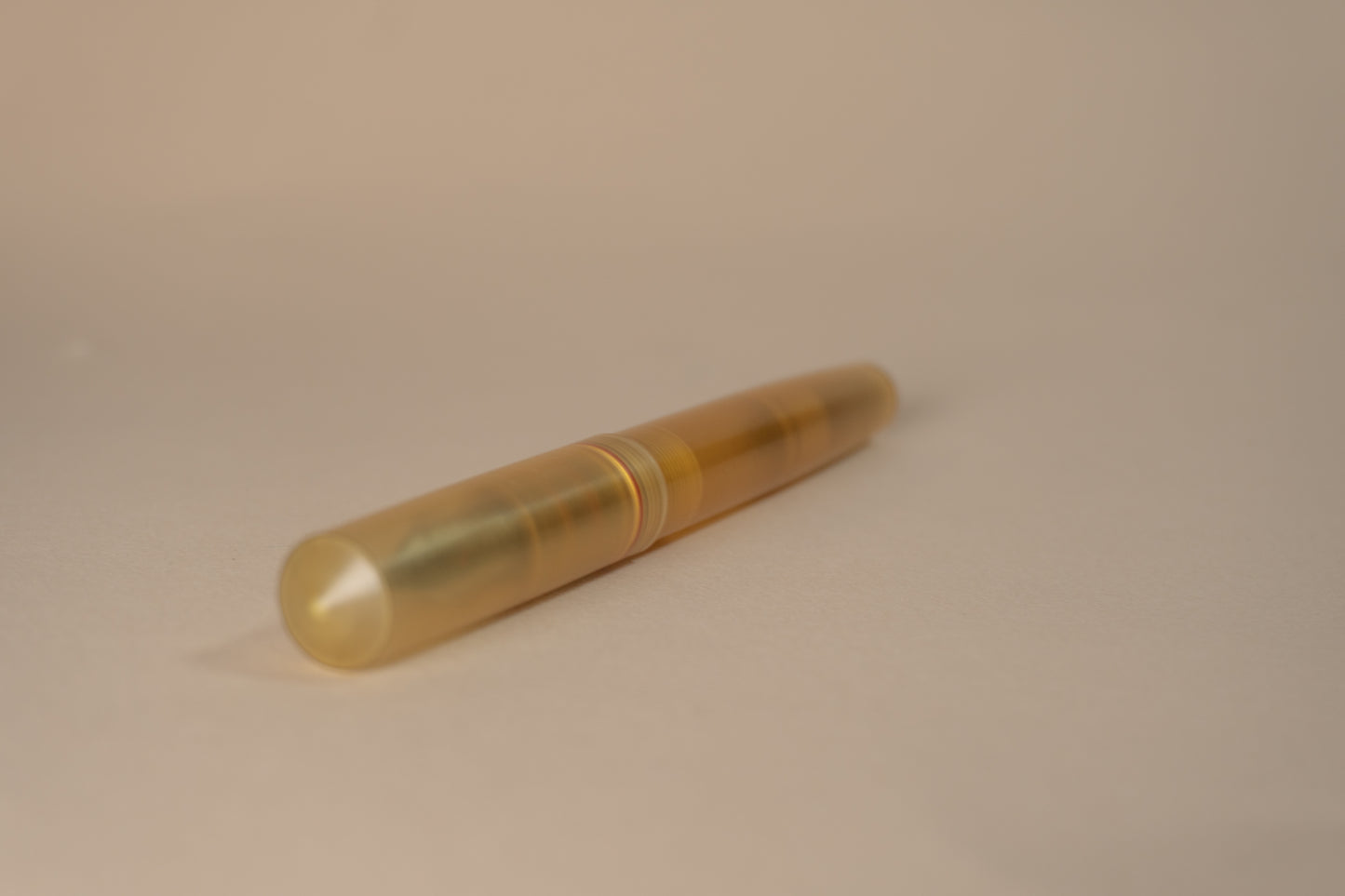 Pre-Owned Schon Dsgn Full Size Fountain Pen - Natural Ultem - Broad