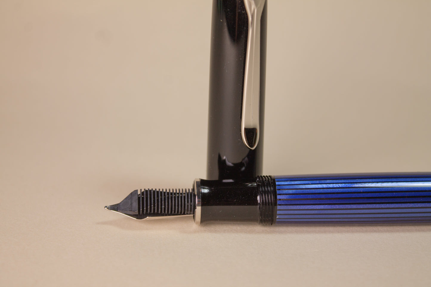 Pre-Owned Pelikan M800 Blue Fountain Pen - Medium