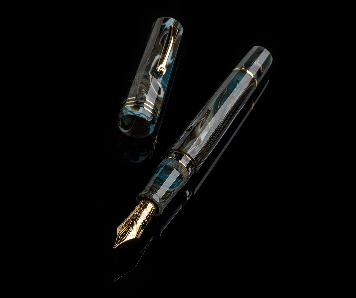 Leonardo Dodici Fountain Pen - Magmatica with Gold Trim